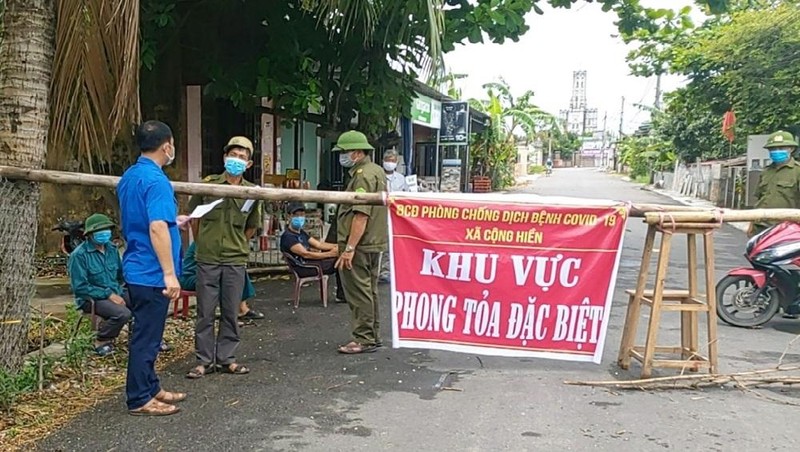 Lực lượng chức năng phong tỏa khu vực có liên quan đến bệnh nhân. (Ảnh: CTTĐT TP Hải Phòng)