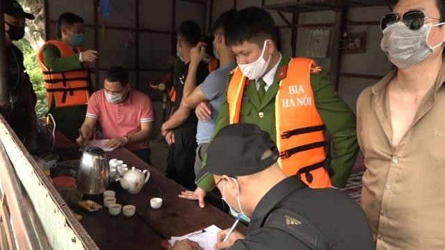 Lực lượng chức năng huyện Mỹ Đức đang làm nhiệm vụ xử lý vi phạm phòng chống chịch COVID-19. (Ảnh: Kinh tế Đô thị)