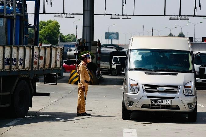 Công an TP Hà Nội buộc các phương tiện "không cần thiết" quay đầu, không được vào thành phố (Ảnh: Trần Cường)
