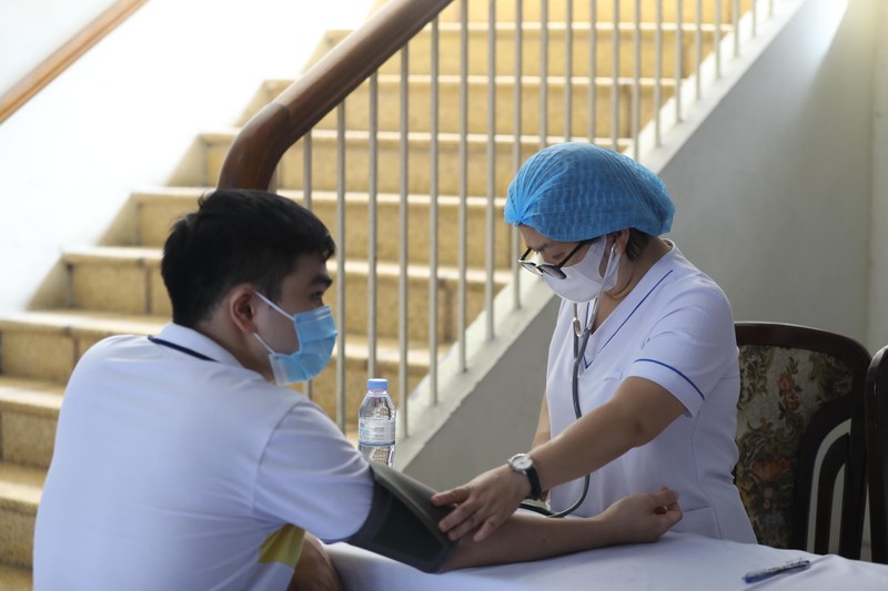 Hà Nội chính thức tiêm vaccine phòng COVID-19 diện rộng cho người dân ảnh 1