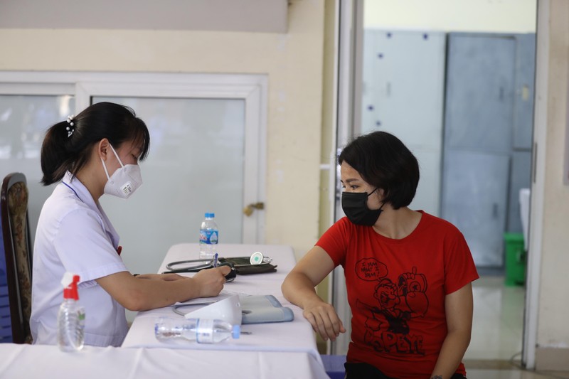 Hà Nội chính thức tiêm vaccine phòng COVID-19 diện rộng cho người dân ảnh 2