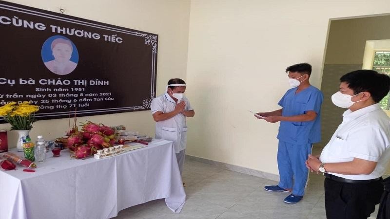Lá thư của của Thứ trưởng Sơn được đọc lên trang nghiêm trong phòng viếng vọng hương hồn bà Chảo Thị Dính (Ảnh: Hà Văn Đạo)