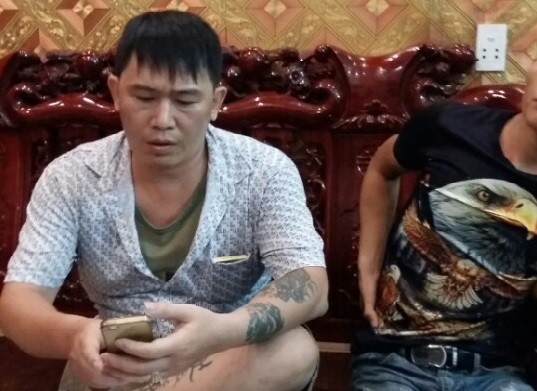Nhóm người xăm trổ đầy mình đến nhà anh Việt Anh để đòi nợ