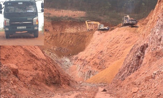 Hiện trường nơi máy múc khai thác sét dưới danh nghĩa san gạt đồi