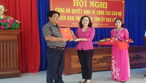 Chủ tịch HĐND tỉnh Bạc Liêu Lê Thị Ái Nam trao quyết định cho ông Phạm Thanh Hải