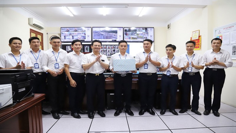Phó Tổng giám đốc Điện lực miền Bắc động viên cán bộ trung tâm đo xa.