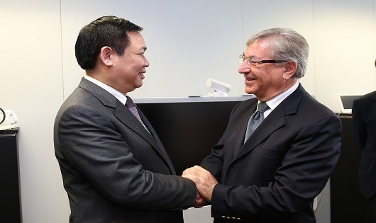Phó Thủ tướng Vương Đình Huệ và Cao ủy về môi trường, hàng hải và nghề cá của EU Karmenu Vella. Ảnh: VGP