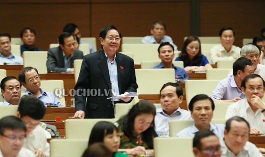 Bộ trưởng nội vụ Lê Vĩnh Tân trả lời chất vấn tại phiên họp.