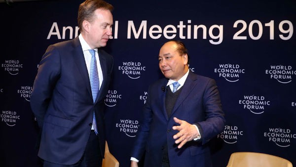 Thủ tướng Nguyễn Xuân Phúc và Chủ tịch WEF Borge Brende. Ảnh: TTXVN