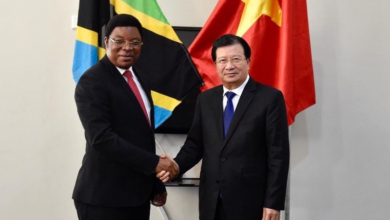 Phó Thủ tướng Chính phủ Trịnh Đình Dũng hội đàm với Thủ tướng Tanzania Majaliwa Kassim Majaliwa. Ảnh: VGP