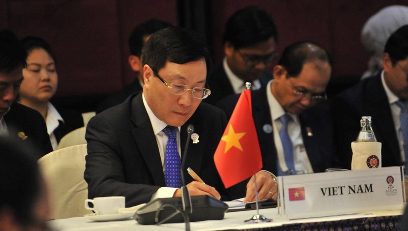 Phó Thủ tướng, Bộ trưởng Bộ Ngoại giao Phạm Bình Minh dự các hội nghị.
