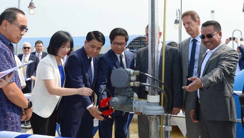Các đai biểu thực hiện nghi thức khởi động tay quay van nhận nước để chính thức khánh thành giai đoạn 1 dự án.