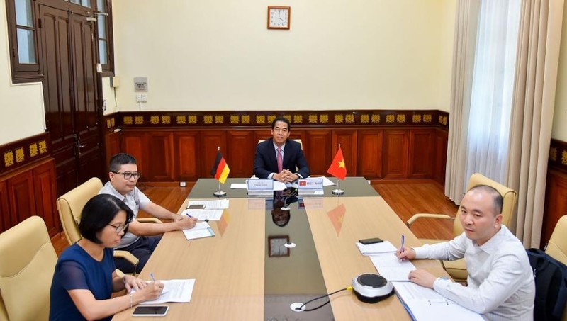 Thứ trưởng Ngoại giao Tô Anh Dũng hội đàm trực tuyến với Quốc Vụ khanh Bộ Ngoại giao Đức.