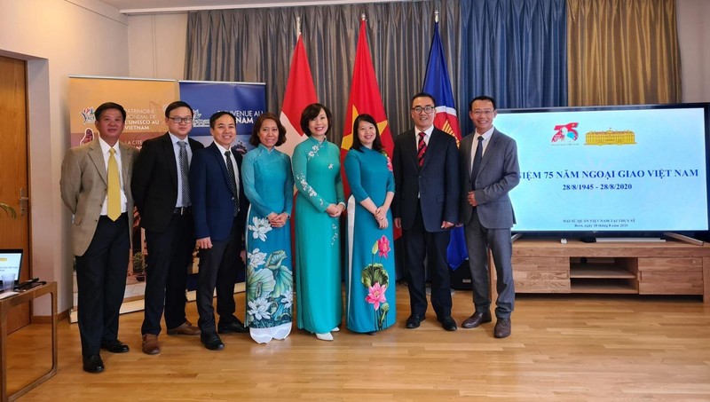 Các đại biểu tại buổi lễ kỷ niệm 75 năm thành lập Ngành Ngoại giao Việt Nam (28/8/1945-28/8/2020) của Đại sứ quán Việt Nam tại Thuỵ Sỹ.