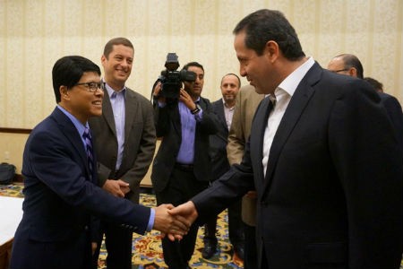 PTGĐ Viettel, ông Tống Viết Trung bắt tay ngài Eruviel Avila, Thống đốc bang Mexico kiêm Chủ tịch Hội đồng thống đốc các bang ở Mehico