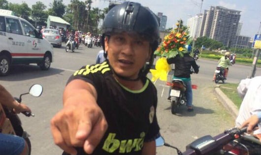 Đối tượng được cho là giả công an đòi tiền bảo kê của người bán hàng rong (ảnh người dân cung cấp)
