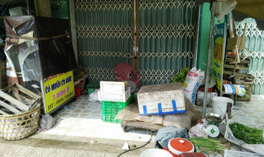 Hàng hóa của người bán rau đặt trước kiot của bà Liên, nơi xảy ra sự việc.
