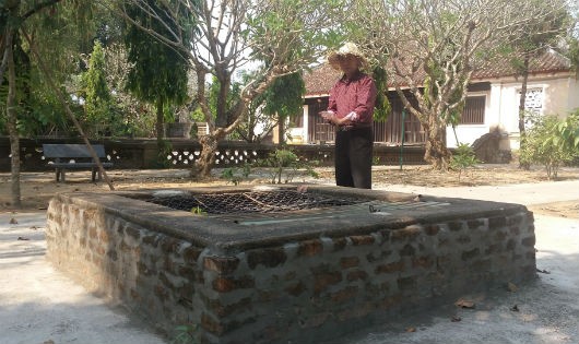 Nhiều du khách đến chùa đều tham quan giếng nước này.