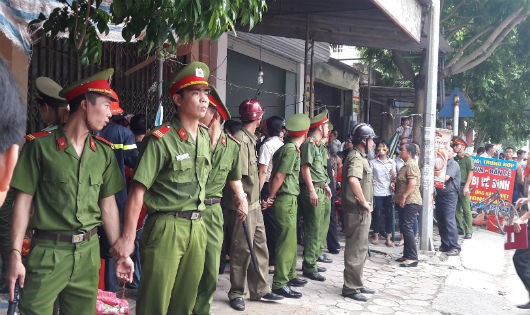 Lực lượng thi hành án tiến hành vây quanh căn nhà tránh tình trạng người dân đổ xô vào ngăn cản lực lượng phá cửa.