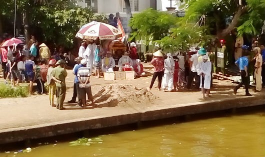 Quan tài cụ Thuận giữa nắng ngày 29/7
