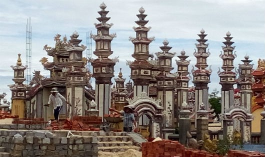 Thợ xây lăng quanh năm bận rộn không hết việc