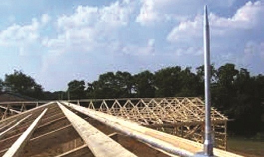 Một cột thiên lôi được người dân gắn trên nóc nhà, hạn chế trời sấm sét ảnh hưởng đến tính mạng