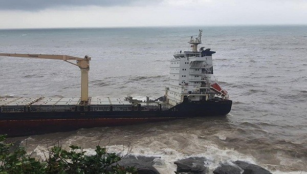 Khu vực ghềnh đá ở Bãi Chuối hiện đang có sóng to, mưa lớn nên công việc tiếp cận và tìm cách lên tàu gặp nhiều khó khăn.
