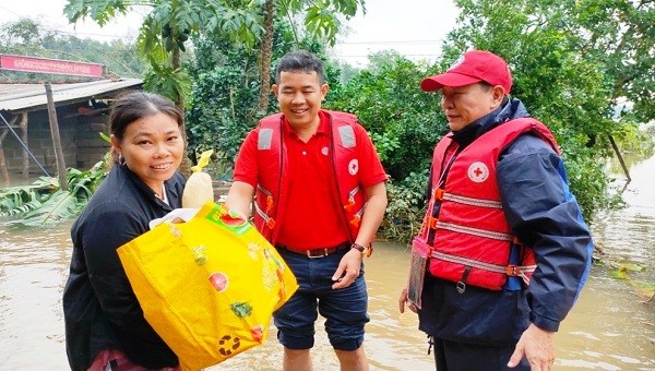 Người dân rốn lũ vui mừng khi nhận được quà cứu trợ.