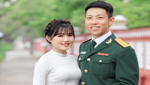 Ngày cưới đã cận kề, nhưng cặp đôi chồng bộ đội, vợ giáo viên này đã quyết định hoãn để phòng chống dịch Covid-19