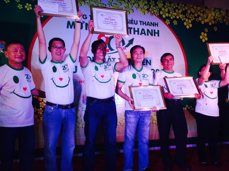 Trao thưởng cho các CBNV có thành tích xuất sắc trong 20 năm