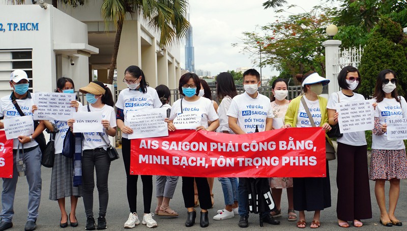 Phụ huynh phản đối thu học phí tại một trường quốc tế.