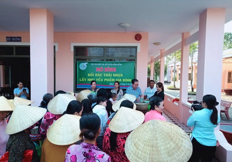 Phụ nữ Kiên Giang đổi rác thải nhựa lấy nhu yếu phẩm