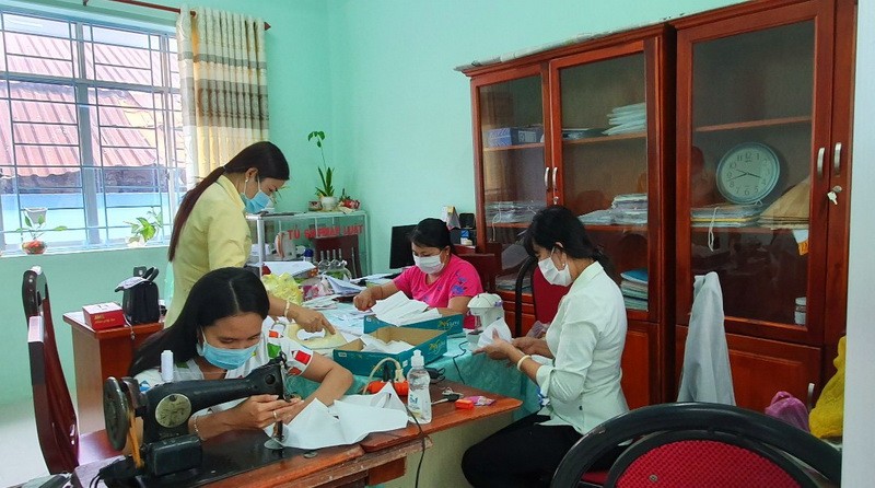 Phụ nữ Kiên Giang may khẩu trang phát miễn phí phòng, chống dịch Covid-19