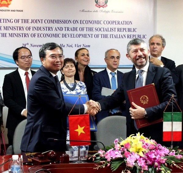 Thứ trưởng Hoàng Quốc Vượng và Thứ trưởng Bộ Phát triển kinh tế Italia Ivan Scalfarotto
