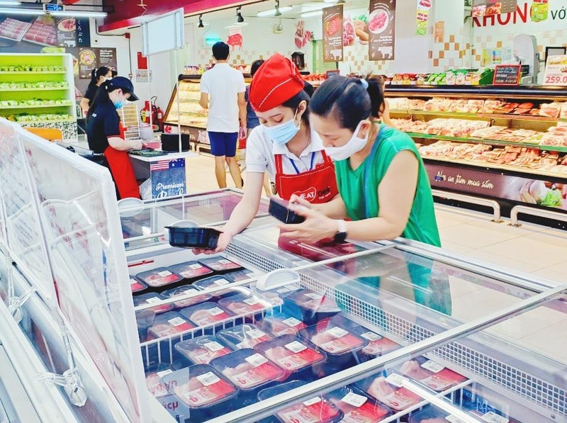 Khách mua thịt mát MEATDeli tại siêu thị VinMart Thảo Điền.