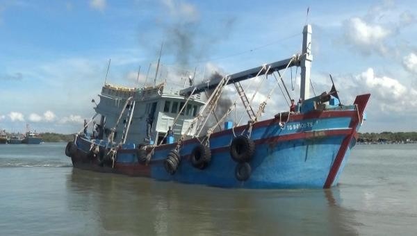 Tàu Kim Hương số hiệu TG94998TS bị dẫn giải về Cảng Hải đoàn 18 Bộ đội Biên phòng