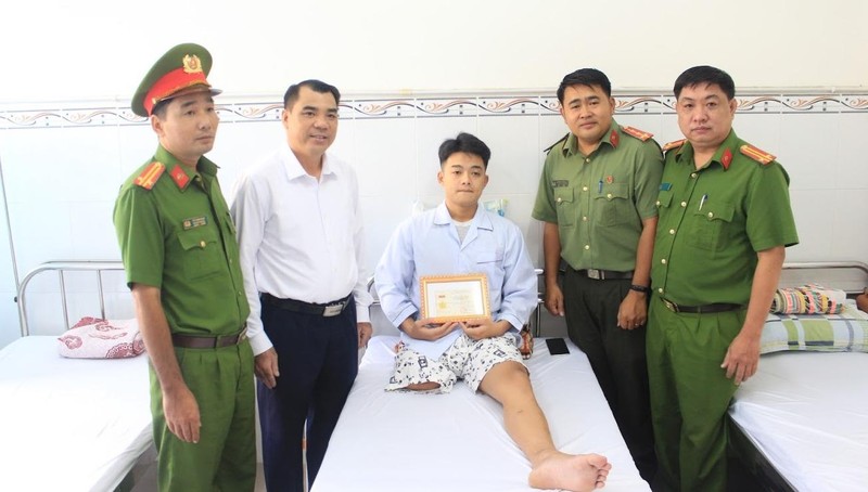 Chiến sĩ trẻ Phan Đức Mạnh nhận tặng thưởng của TW Đoàn TNCS Hồ Chí Minh