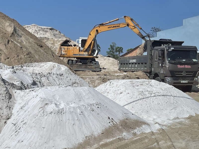 Dọc Quốc lộ 55 đoạn giáp ranh giữa huyện Hàm Tân (Bình Thuận) và huyện Xuyên Mộc (Bà Rịa – Vũng Tàu) tồn tại nhiều “núi cát” do hoạt động khai thác cát lậu.