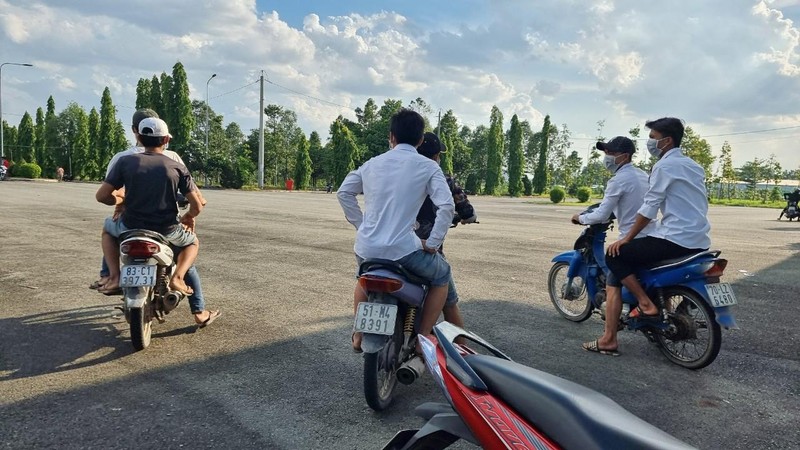 Thanh niên chở nhau không mũ bảo hiểm, không đeo khẩu trang tụ tập kích động, đua xe.