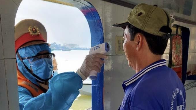 Cán bộ, chiến sỹ chốt kiểm soát dịch trên đường thuỷ tiến hành kiểm tra, tuyên truyền phòng, chống dịch bệnh COVID- 19.