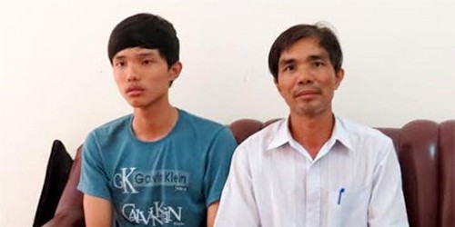 Thí sinh Nguyễn Xuân Anh Tuấn cùng cha lo lắng khi nhận được thông báo không trúng tuyển ngành Y Đa khoa, trường ĐH Y dược Huế.