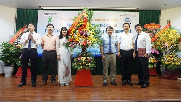 Lãnh đạo Bệnh viện Trung ương Huế và Trung tâm ĐPGT Quốc gia cùng các đại biểu tại Lễ công bố quyết định thành lập Trung tâm ghép tạng Bệnh viện Trung ương Huế.