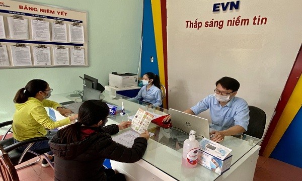 PC Quảng Bình thực hiện các biện pháp phòng chống dịch khi giao tiếp với khách hàng.