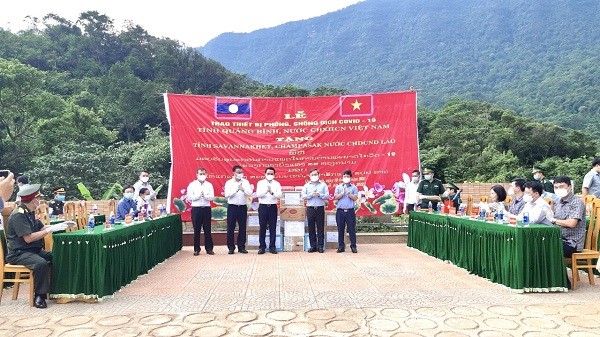 Ông Vũ Đại Thắng, Bí thư tỉnh ủy Quảng Bình (thứ 2 từ phải sang) trao vật tư thiết bị cho 2 tỉnh của nước bạn Lào.