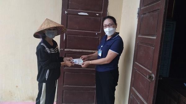 Cán bộ nhiều xã, phường, thị trấn tại TP Đồng Hới và huyện Bố Trạch về tận nhà để tiến hành chi trả tiền cho người dân.