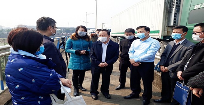 Trưởng BQLKKT Lào Cai Nguyễn Ngọc Khải trao đổi với ông Tưởng Hồng Thăng -Phó huyện Trưởng huyện Hà Khẩu, Châu Hồng Hà, tỉnh Vân Nam (Trung Quốc) nhằm tháo gỡ những khó khăn, đẩy nhanh lưu thông hàng hóa.