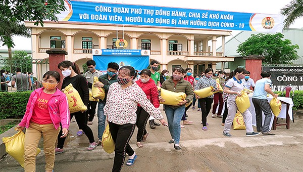 Liên đoàn Lao động tỉnh Phú Thọ tặng quà cho đoàn viên công đoàn có hoàn cảnh khó khăn