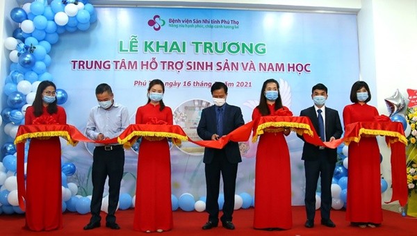 Lãnh đạo Sở Y tế, Bệnh viện Đại học Y Hà Nội và Bệnh viện Sản Nhi cắt băng khai trương Trung tâm hỗ trợ sinh sản và Nam học.