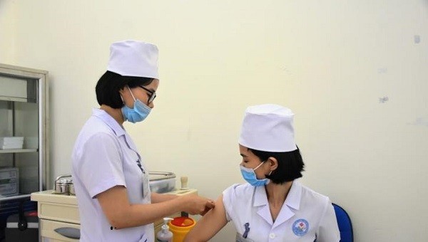 Thực hiện tiêm chủng vắc xin phòng Covid-19 cho cán bộ y tế tuyến đầu chống dịch.

