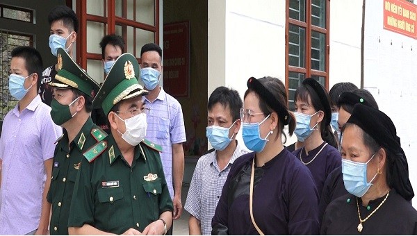 Thiếu tướng Phùng Quốc Tuấn và bà con khu vực biên giới.
